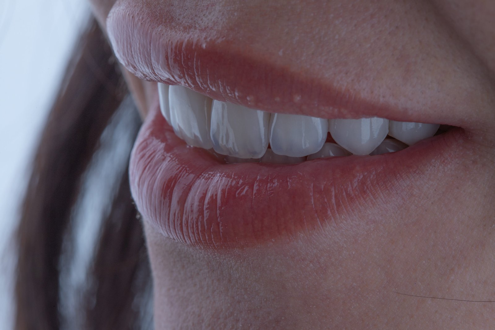 Restauración biomimética con cerámica estratificada que replica la opalescencia y vitalidad de un diente natural, técnica avanzada de la Dra. Lina Bedoya.