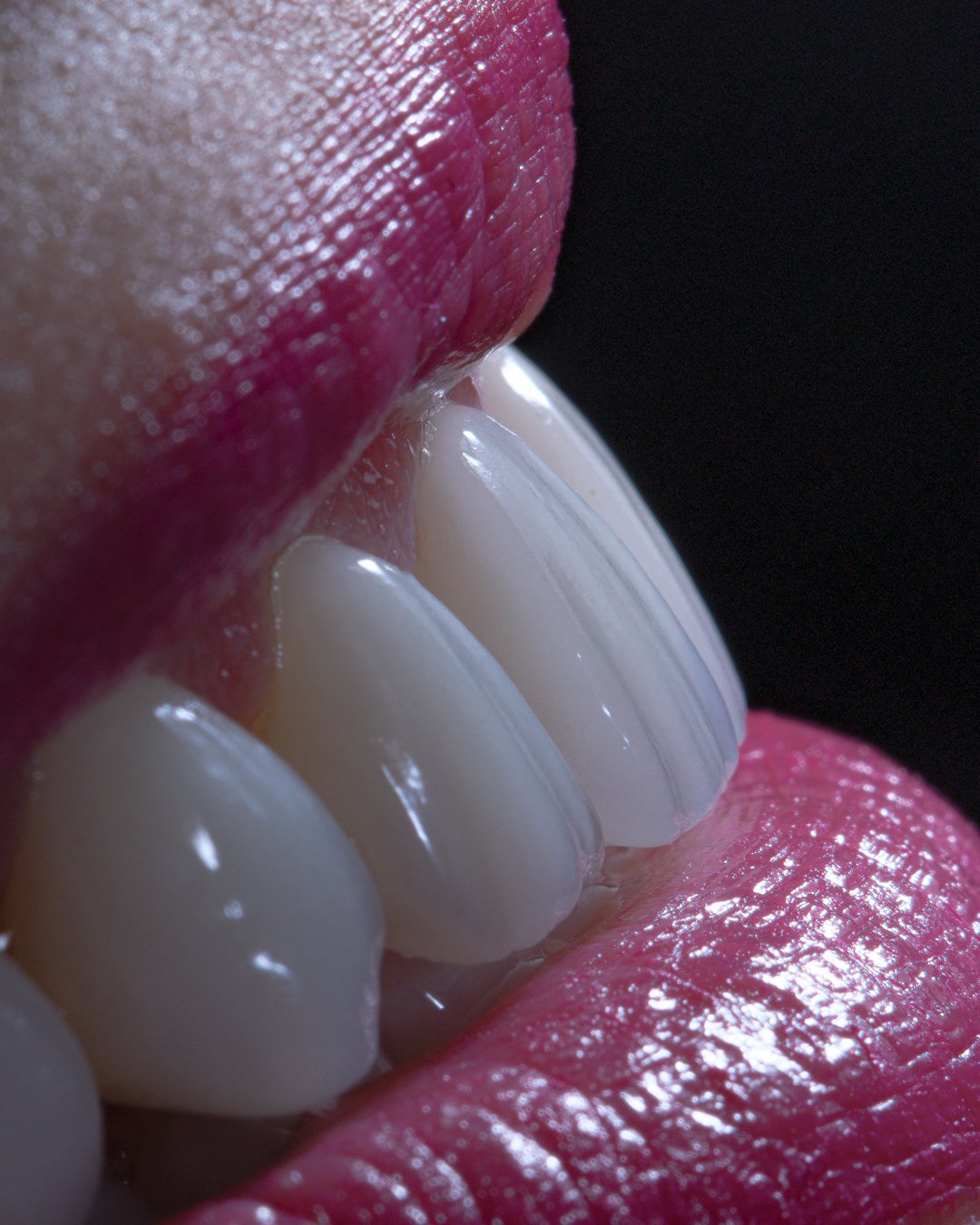 Detalle macro de textura y opalescencia natural en bordes incisales de cerámica artesanal.